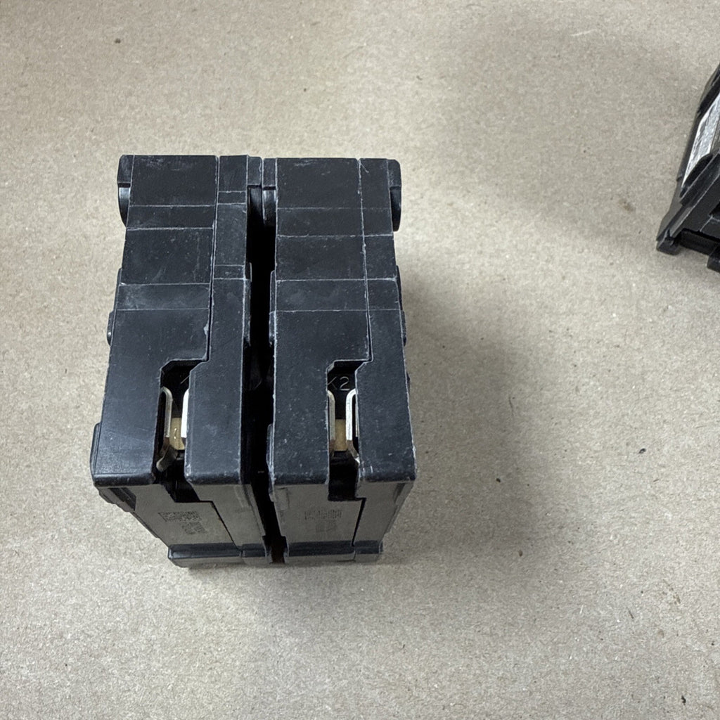Two (2 Siemens) Q225 25 Amp Double Pole Trip Plug On Circuit Breaker 120 240 V