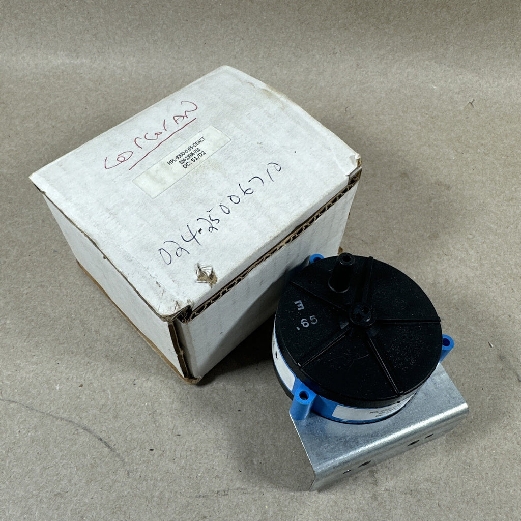 S1-024-25006-710 York Controls .65"Wc Pressure Switch OEM S1-024-25006-710